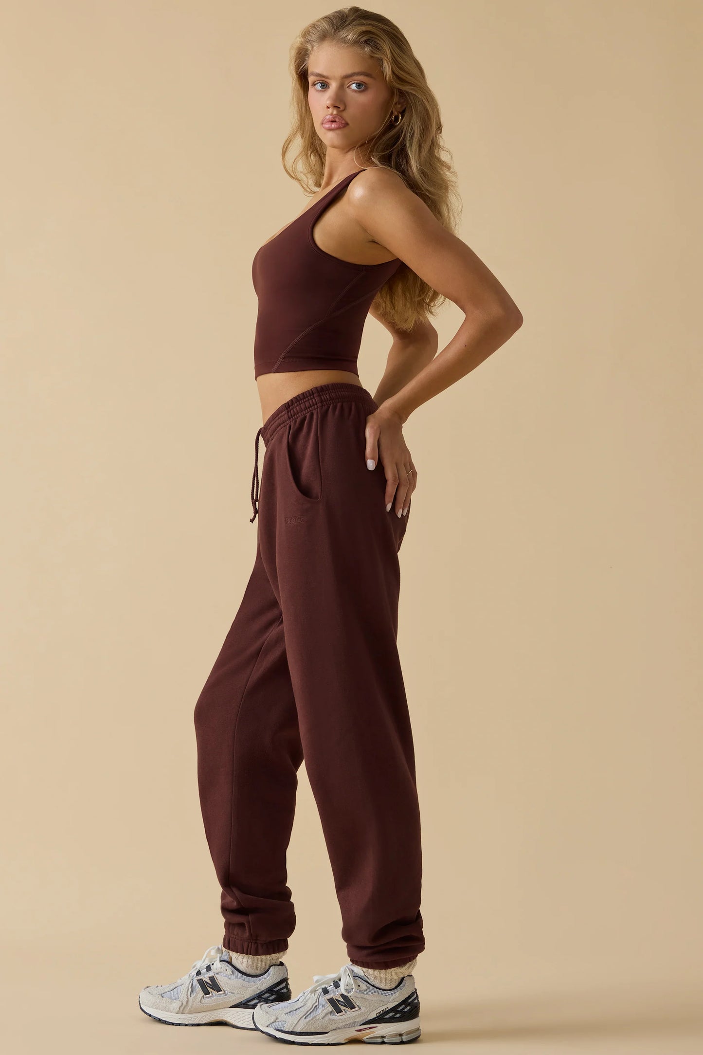 Mid-Rise Joggers in Mahogany