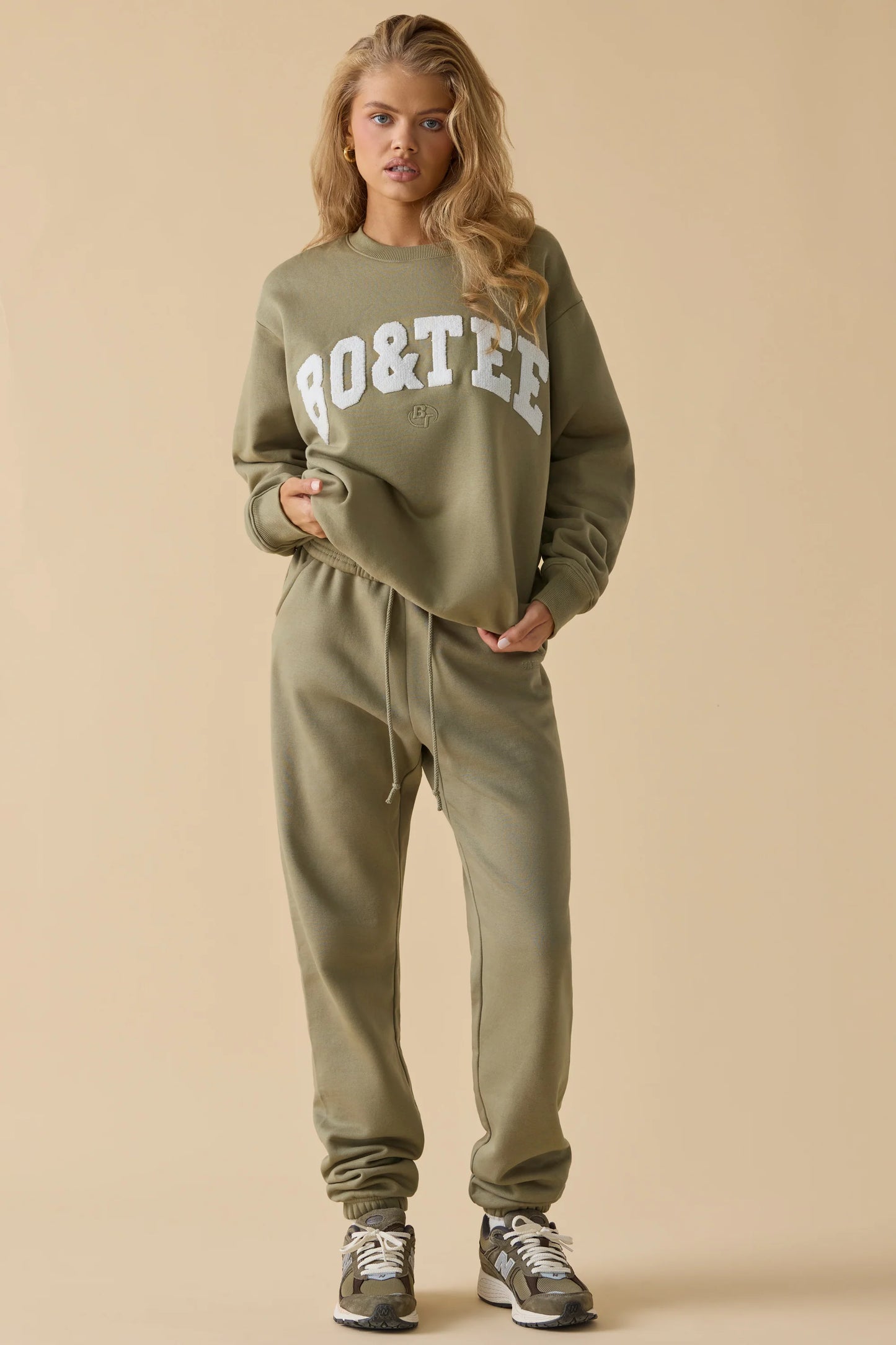 Mid-Rise Joggers in Soft Olive