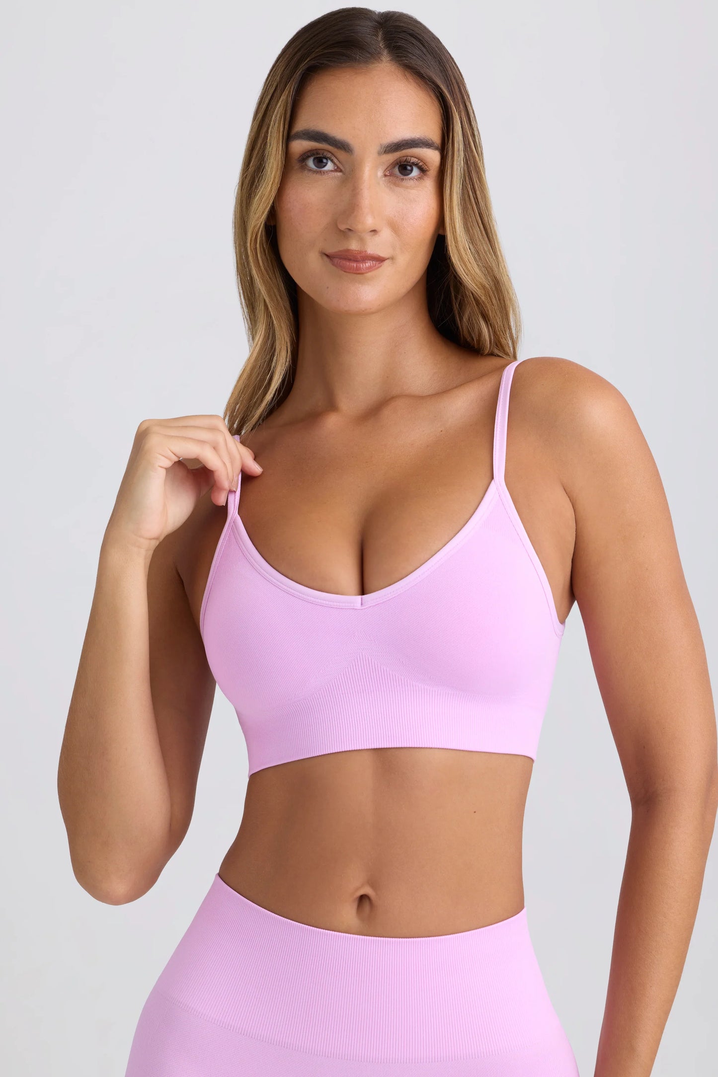 Super Sculpt Seamless Scoop-Back Sports Bra in Violet Pink